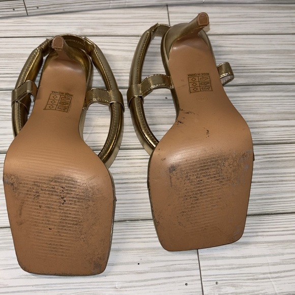 Pretty Little Thing Gold Wide Fit Toe Thong Tube Strap Heeled Sandals - Picture 7 of 7